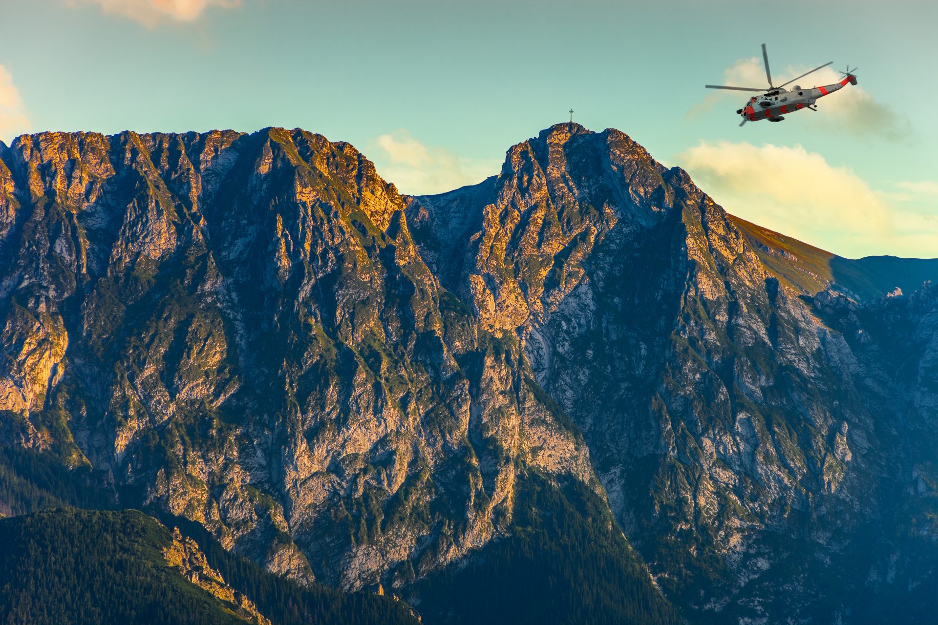 Helicopter in the Tatra Mountains - rescue mission.© Nightman1965, AdobeStock